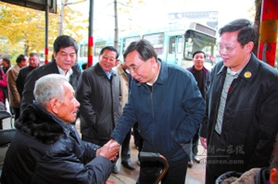 朱小丹看望市公交总公司职工